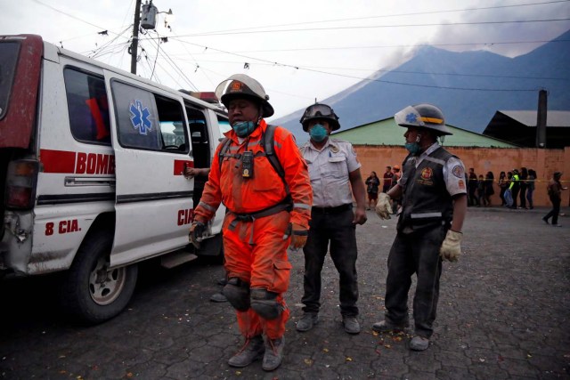 Los bomberos rezan después de que el volcán Fuego erupcionó violentamente en San Juan Alotenango, Guatemala el 3 de junio de 2018. REUTERS / Luis Echeverría