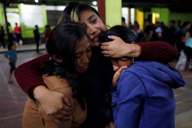 Las mujeres reaccionan dentro de un refugio después de que el volcán Fuego estalló violentamente en San Juan Alotenango, Guatemala el 3 de junio de 2018. REUTERS / Luis Echeverría