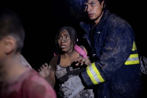 Aumentan a 62 los muertos por erupción de volcán de fuego en Guatemala