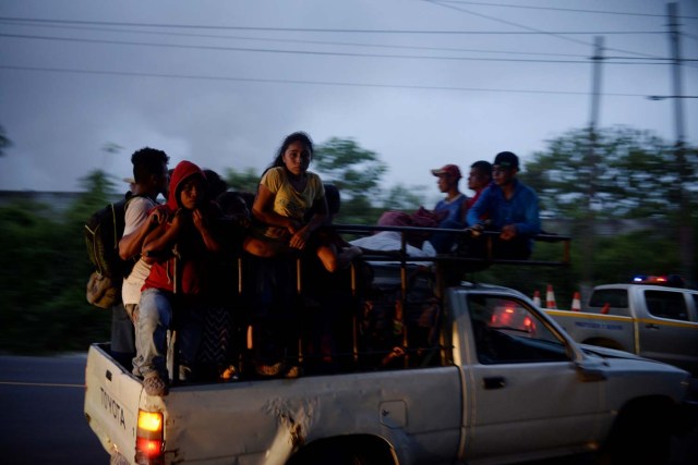 Los residentes evacuan después de que el volcán Fuego estalló violentamente en El Rodeo, Guatemala el 3 de junio de 2018. REUTERS / Fabricio Alonzo