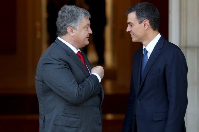 Spain's new Prime Minister Pedro Sanchez and Ukranian President Petro Poroshenko talk before their meeting at the Moncloa Palace in Madrid, Spain, June 4, 2018. REUTERS/Susana Vera