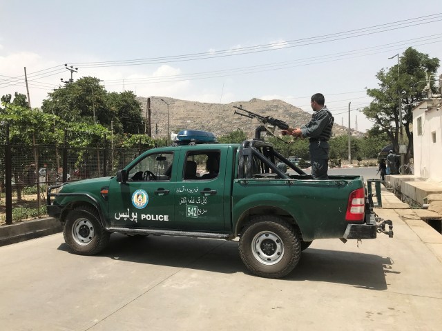 En la imagen, un policía afgano vigila el lugar de una explosión en Kabul, Afganistán, el 4 de junio de 2018.REUTERS/Omar Sobhani