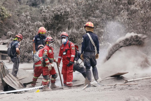 Los equipos de rescate retiran las cenizas en un área afectada por la erupción del volcán Fuego en la comunidad de San Miguel Los Lotes en Escuintla, Guatemala, el 5 de junio de 2018. REUTERS / Luis Echeverría