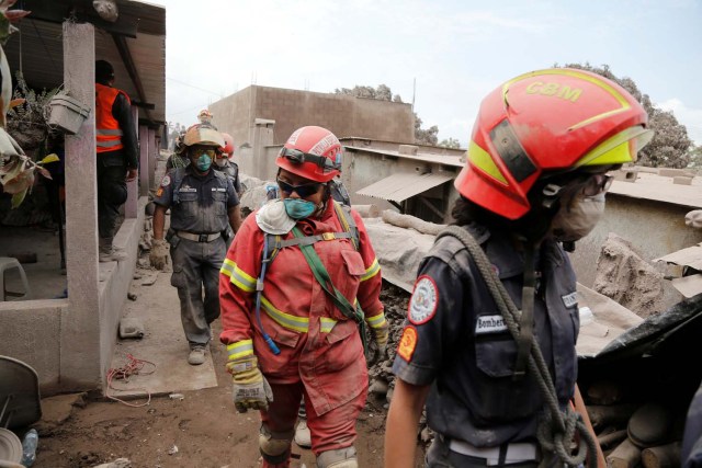 Los equipos de rescate inspeccionan un área afectada por la erupción del volcán Fuego en la comunidad de San Miguel Los Lotes en Escuintla, Guatemala, el 5 de junio de 2018. REUTERS / Luis Echeverría
