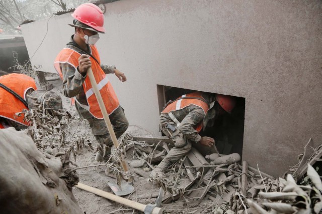 Los soldados inspeccionan un área afectada por la erupción del volcán Fuego en la comunidad de San Miguel Los Lotes en Escuintla, Guatemala el 5 de junio de 2018. REUTERS / Luis Echeverría