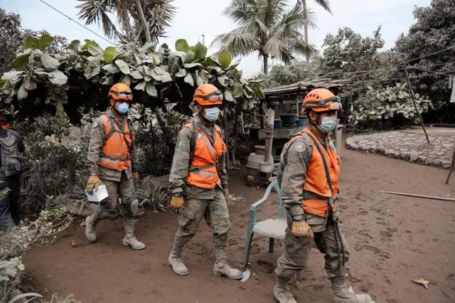 Soldados revisan un área afectada por el volcán de Fuego en San Miguel Los Lotes en Guatemala, juan 5, 2018. REUTERS / Luis Echeverría