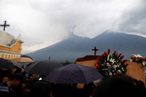 Sigue búsqueda de desaparecidos por erupción que deja 75 muertos en Guatemala