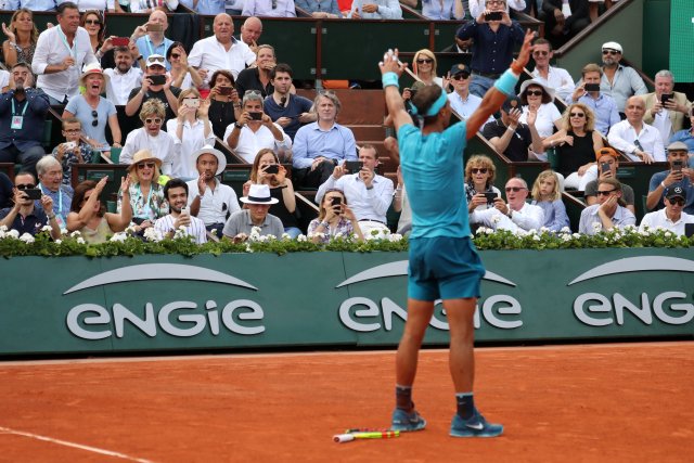 Tenis - Abierto de Francia - Roland Garros, París, Francia - 10 de junio de 2018 Rafael Nadal de España celebra después de ganar la final contra Dominic Thiem de Austria REUTERS / Pascal Rossignol