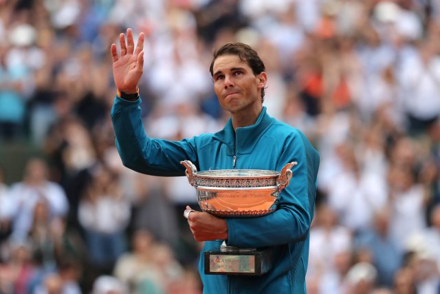 Tenis - Abierto de Francia - Roland Garros, París, Francia - 10 de junio de 2018 Rafael Nadal de España celebra con el trofeo después de ganar la final contra el dominicano Dominique Thiem REUTERS / Pascal Rossignol
