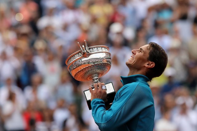 Tenis - Abierto de Francia - Roland Garros, París, Francia - 10 de junio de 2018 Rafael Nadal de España celebra con el trofeo después de ganar la final contra Dominic Thiem de Austria | REUTERS / Pascal Rossignol