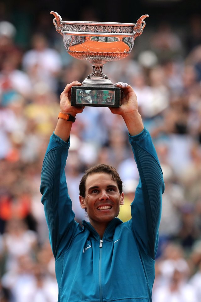 Tenis - Abierto de Francia - Roland Garros, París, Francia - 10 de junio de 2018 Rafael Nadal de España celebra con el trofeo después de ganar la final contra Dominic Thiem de Austria | REUTERS / Pascal Rossignol