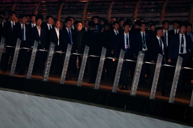 El líder de Corea del Norte, Kim Jong Un, visita Merlion Park en Singapur, el 11 de junio de 2018. REUTERS / Tyrone Siu 