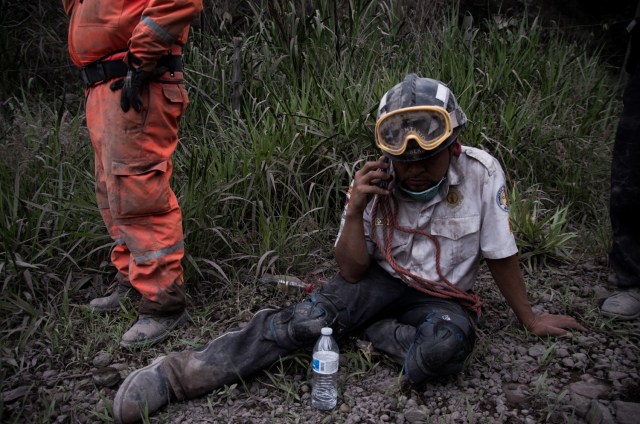 Un bombero de Guatemala descansa en la aldea El Porvenir (Guatemala) hoy, domingo 3 de junio de 2018, luego de la erupción del volcán de Fuego, que ha dejado al menos siete personas fallecidas, 20 heridos y 1,7 millones de afectados, informaron hoy las autoridades de Guatemala. EFE/JOSE MISA