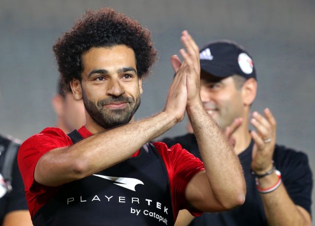 Cairo (Egypt), 09/06/2018.- Egyptian national soccer team striker Mohamed Salah (L) attends his team's training session at Cairo international stadium in Cairo, Egypt, 09 June 2018. The Egyptian national soccer team prepares for the FIFA World Cup 2018 taking place in Russia from 14 June to 15 July 2018. (Egipto, Mundial de Fútbol, Rusia) EFE/EPA/KHALED ELFIQI