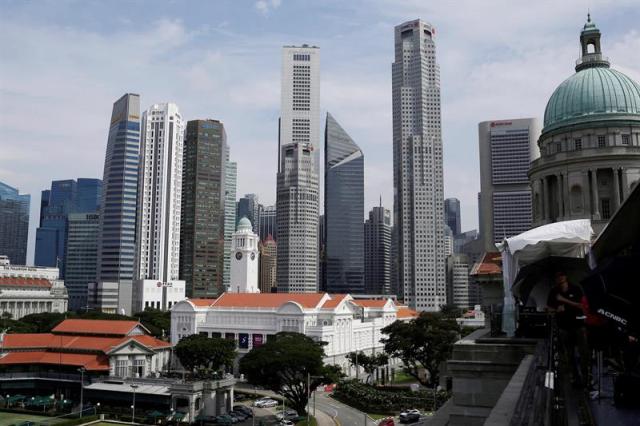 Vista de los rascacielos del distrito financiero de Singapru. hoy, 11 de junio de 2018. El presidente estadounidense, Donald Trump, y el líder norcoreano, Kim Jong-un, se reunirán a solas durante un tiempo al comienzo de su cumbre de mañana martes en Singapur, informó hoy la Casa Blanca. EFE/ WALLACE WOON