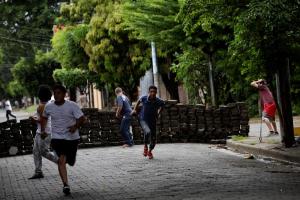 Policía de Nicaragua irrumpió en barrios de Managua con tiros de fusil AK-47 (Fotos)