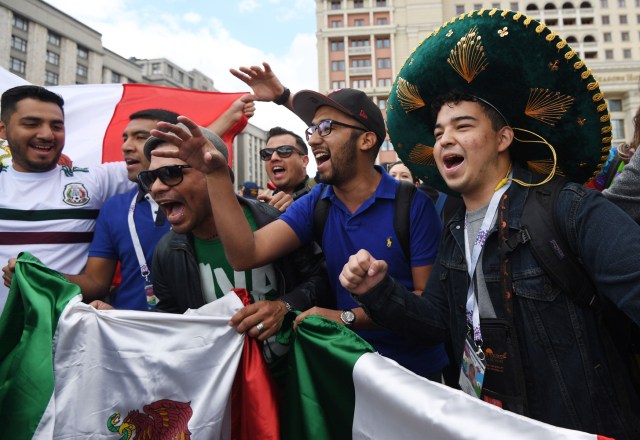 Los fanáticos del fútbol de México se reúnen cerca de la Plaza Roja en Moscú, Rusia, el 13 de junio de 2018. Rusia enfrentará a Arabia Saudita en el partido inaugural de la Copa Mundial de la FIFA 2018, el partido de fútbol preliminar del grupo A el 14 de junio de 2018. (Mundial de Fútbol, Arabia Saudita, Abierto, Moscú, Rusia) EFE / EPA / FACUNDO ARRIZABALAGA