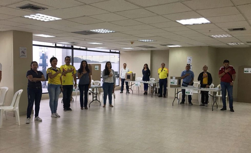 Ciudadanos colombianos en Ecuador votaron con camisetas amarillas