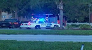 Hombre atrincherado con cuatro niños en Orlando hiere a un policía