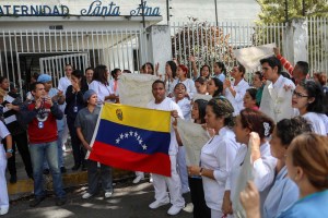 Enfermeros venezolanos protestan por segundo día exigiendo salarios dignos