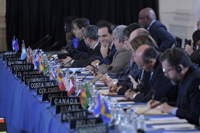 MIA01- WASHINGTON (EEUU), 05/06/2018.- Vista general de los embajadores ante la OEA durante la 70ª Asamblea General hoy, martes 5 de junio de 2018, en la sede del organismo en Washington (Estados Unidos). La Asamblea General de la Organización de Estados Americanos (OEA) llega hoy a su recta final con un debate sobre una declaración "en apoyo al pueblo de Nicaragua" y una resolución sobre Venezuela que, de ser aprobada, iniciaría el proceso para suspender al país caribeño del organismo. EFE/Lenin Nolly