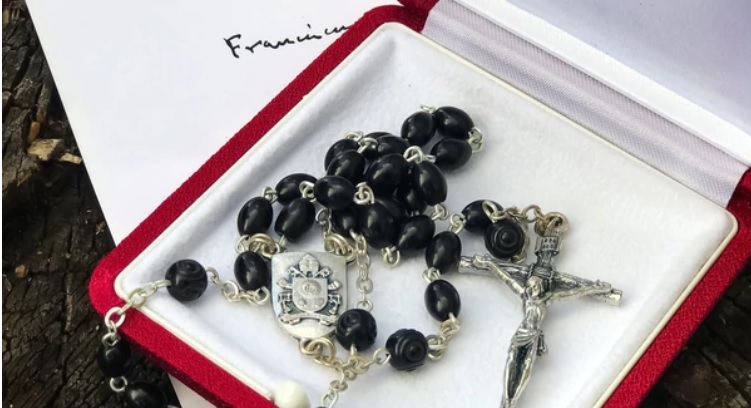 El Vaticano aclaró que el papa Francisco no le envió un rosario a Lula