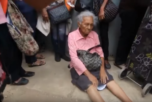 ¡Dolor! Una abuelita se desmayó mientras esperaba que le entregaran una caja de Clap (video)