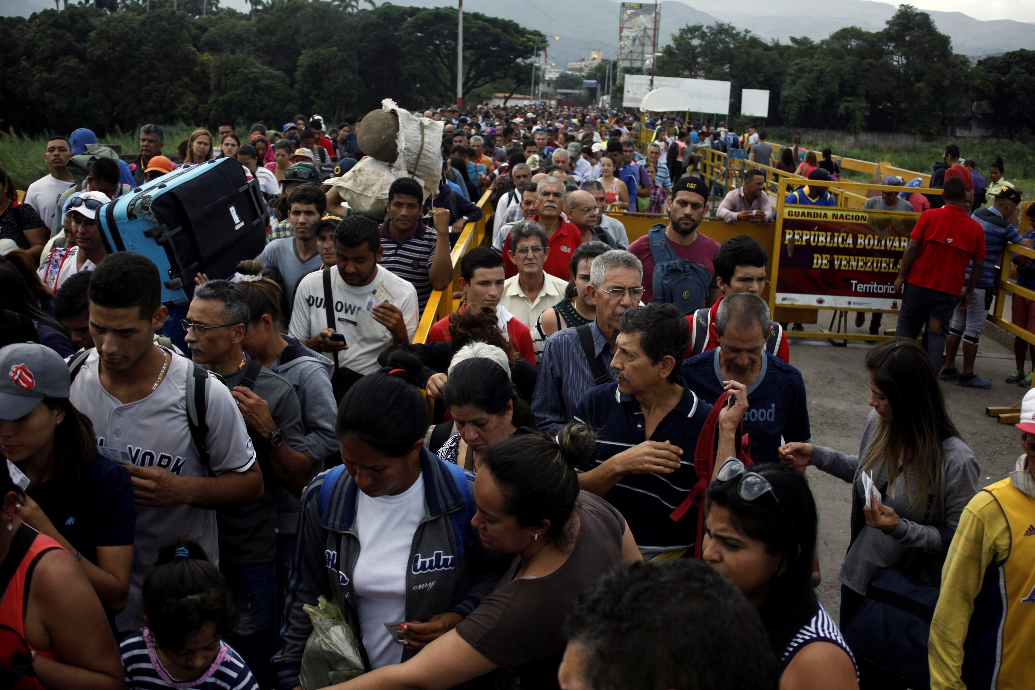 En la frontera con Colombia colapsa servicio de sellado de pasaportes a migrantes