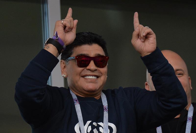 Nada socialista Maradona derrochando excesos en un avión privado (Video)