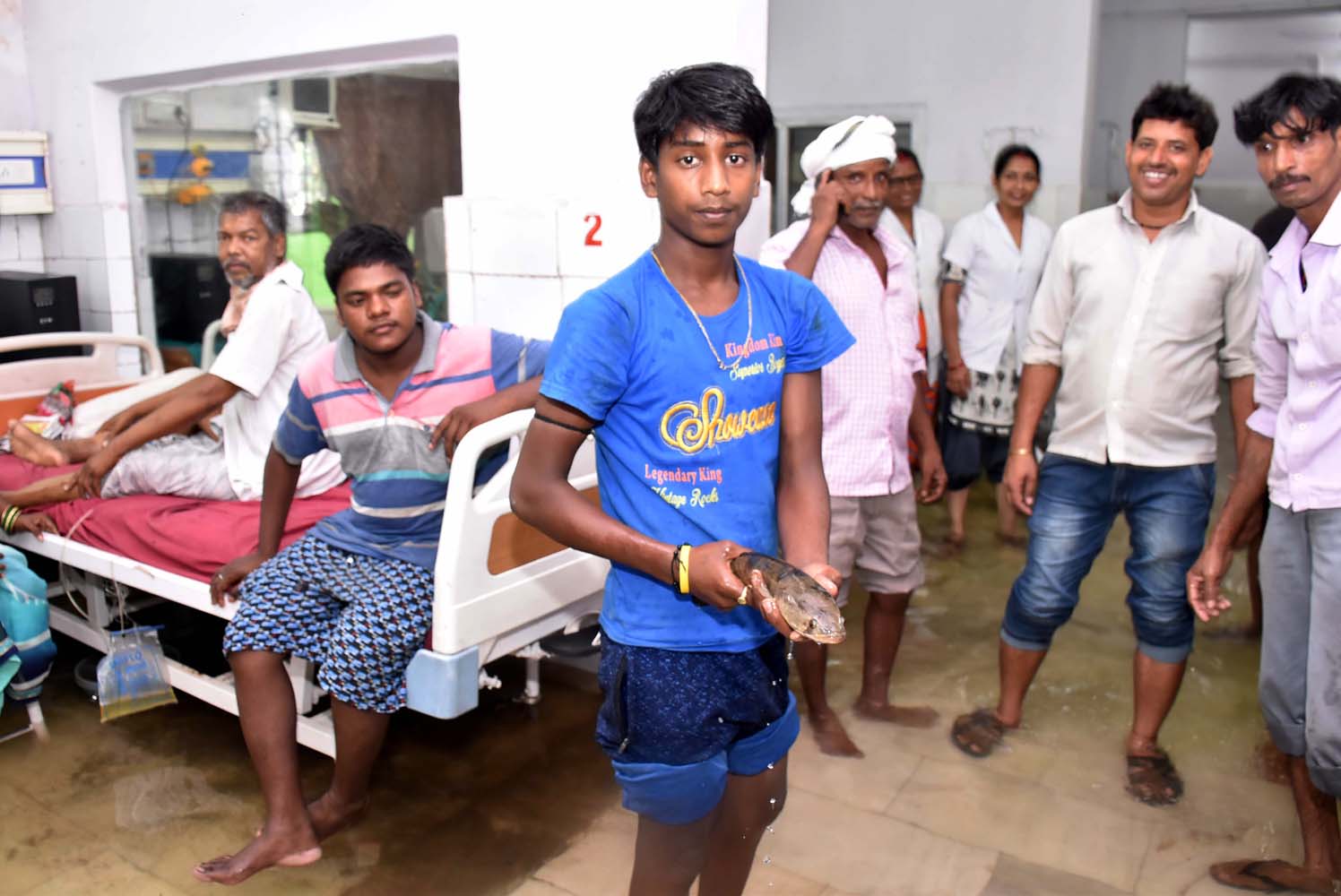 Inundaciones llevan a los peces hasta los pasillos de un hospital de India (fotos)