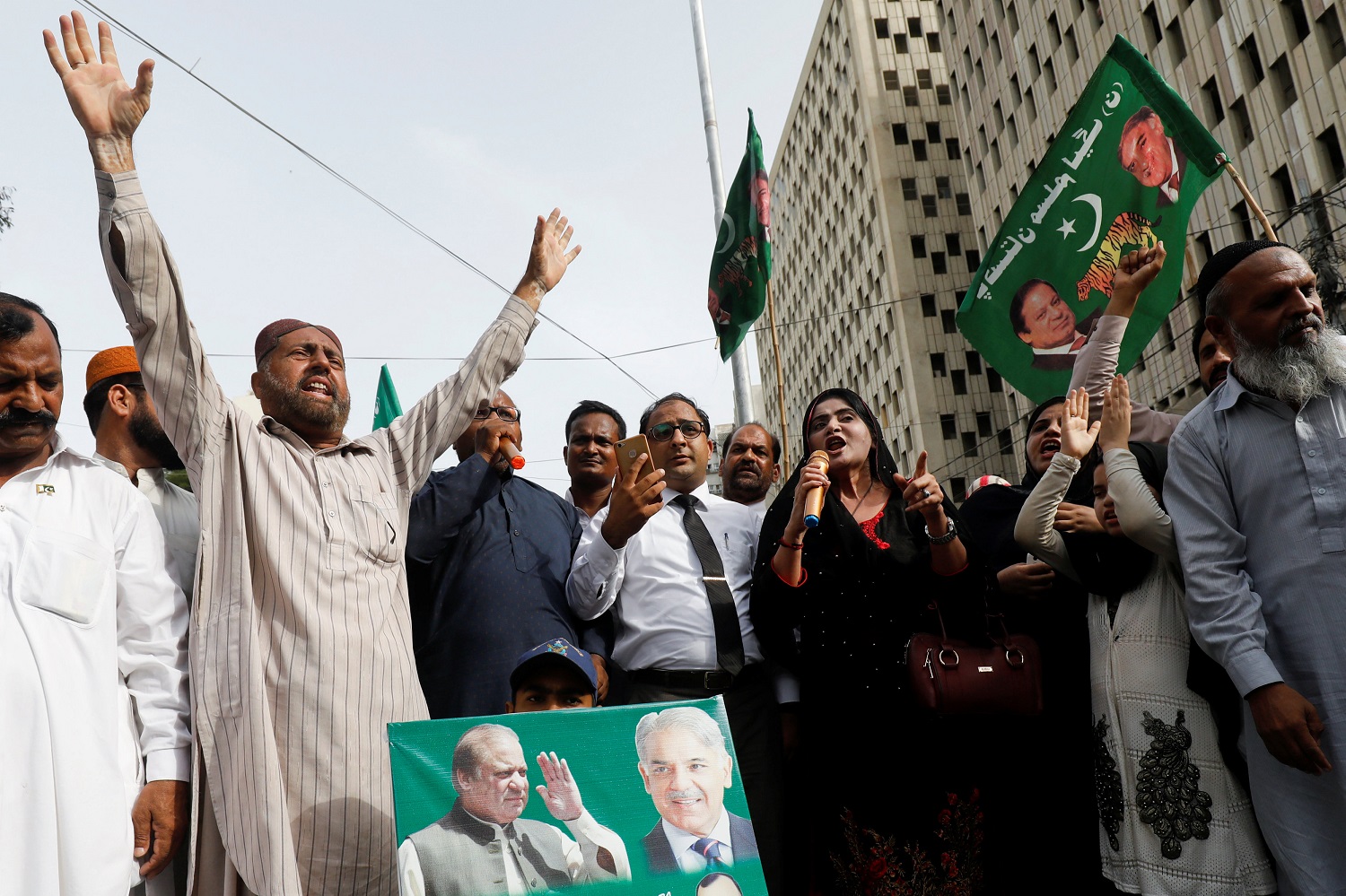 Luto oficial tras atentado del Estado Islámico en acto electoral paquistaní