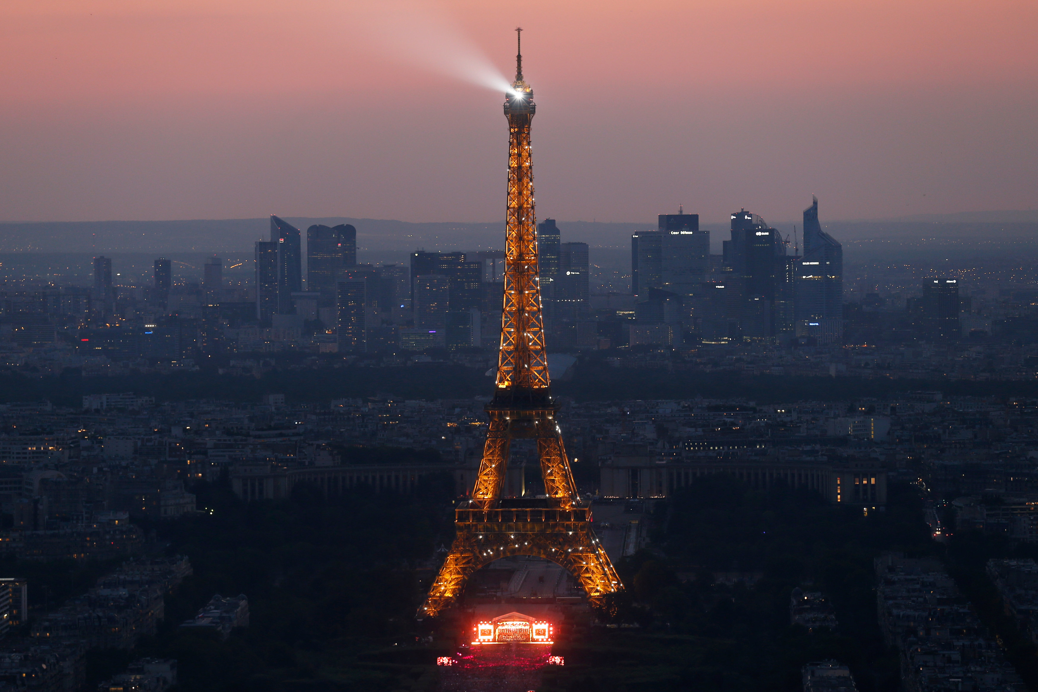Trabajadores de la Torre Eiffel amenazan con huelga por largas filas de espera para entrar al monumento
