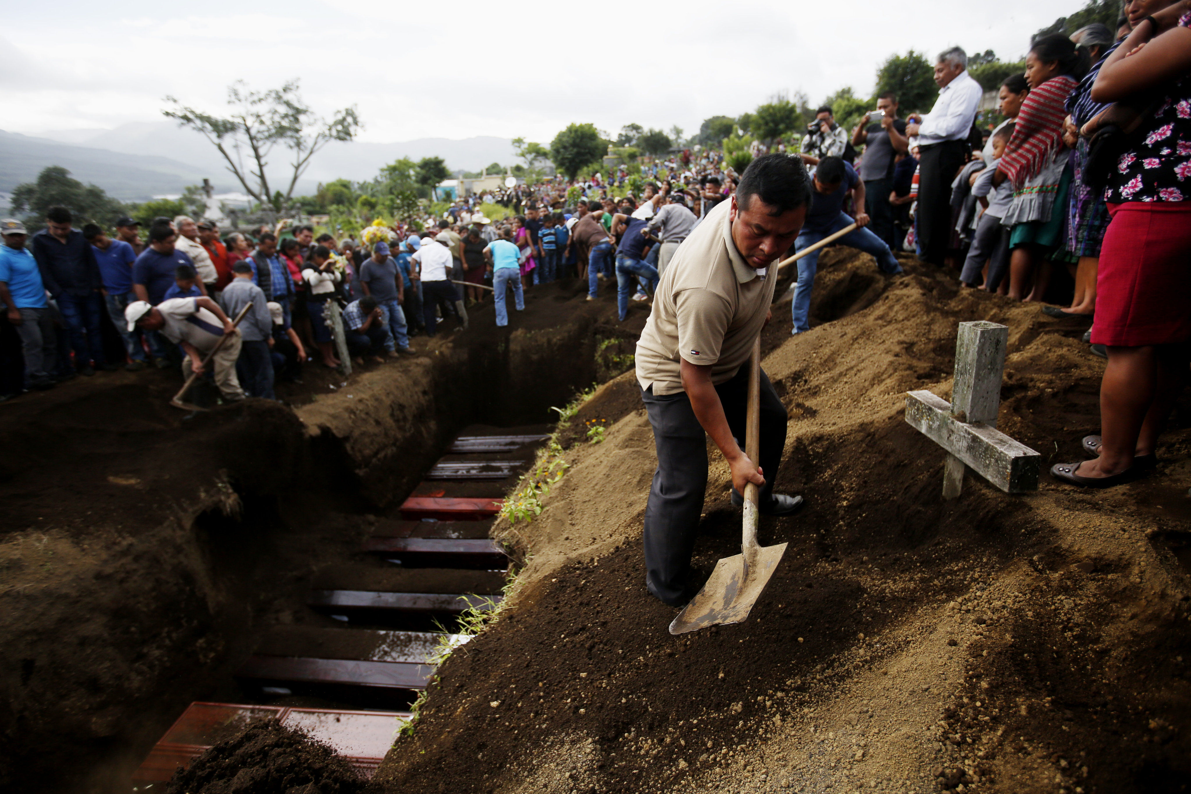 Forenses de Guatemala identifican seis nuevas víctimas por erupción de Volcán de Fuego