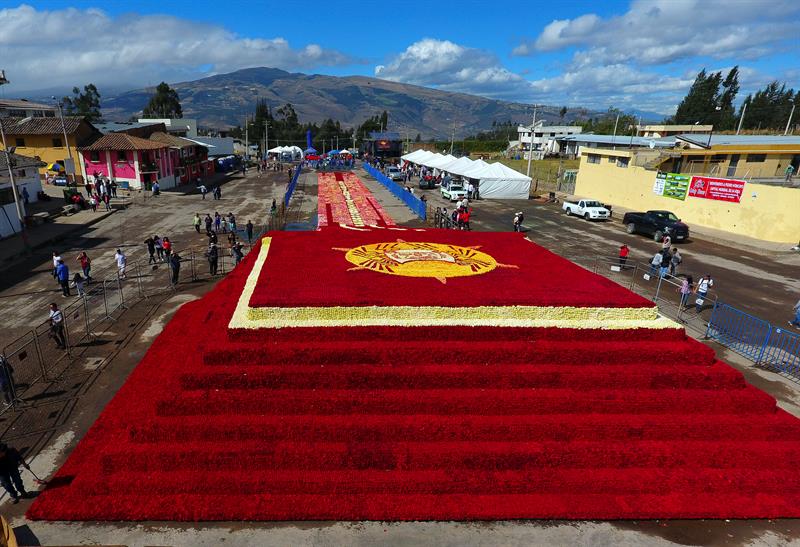 Ecuador logra récord Guinness con pirámide ancestral de rosas (Fotos)