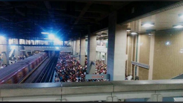 Otra vez, Metro de Caracas presenta fuerte retraso en una de sus líneas