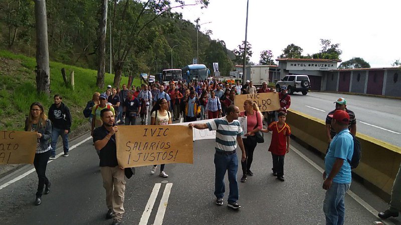 Trabajadores del IVIC trancan la Panamericana para exigir mejoras salariales (FOTOS)