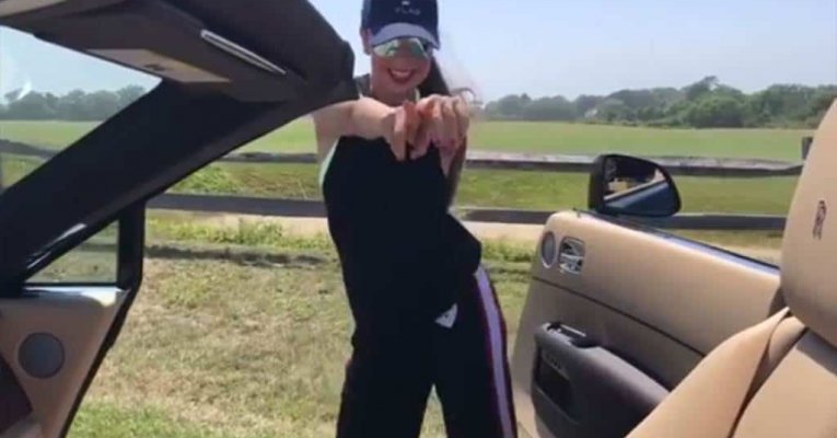 Policía de Arabia Saudí detiene a una mujer por hacer el famoso “Kiki Challenge”