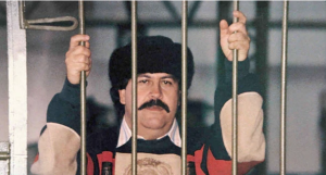 El día que Pablo Escobar se fugó de la cárcel pateando un muro