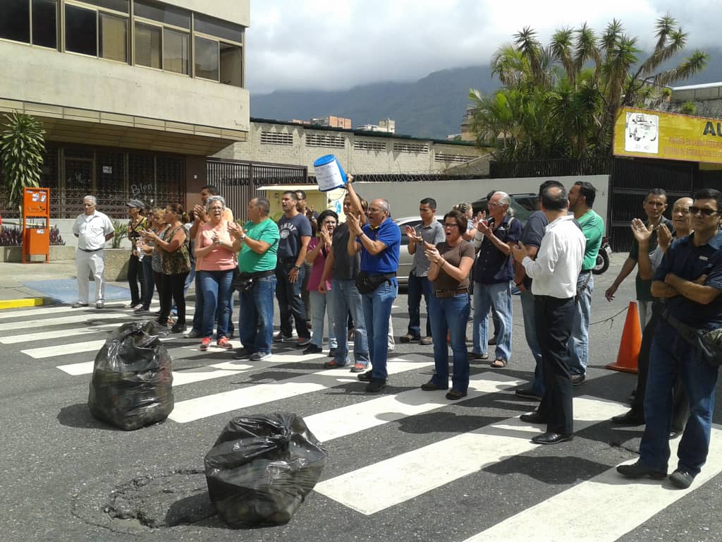 Por falta de agua protestan vecinos de Parque Caiza en la alcaldía de Sucre