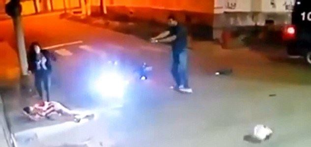 ¡SORPRESA!… le fueron a robar la moto a un policía y terminaron tiroteados (VIDEO)