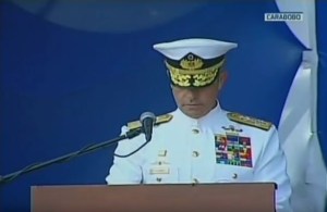 ¡Bótalo! Almirante de la Armada Bolivariana casi salpica a los asistentes al acto por la Batalla Naval del Lago (VIDEO)