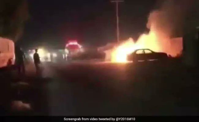 Incendian el carro de una saudí días después de que autorizaran conducir a las mujeres (imágenes)