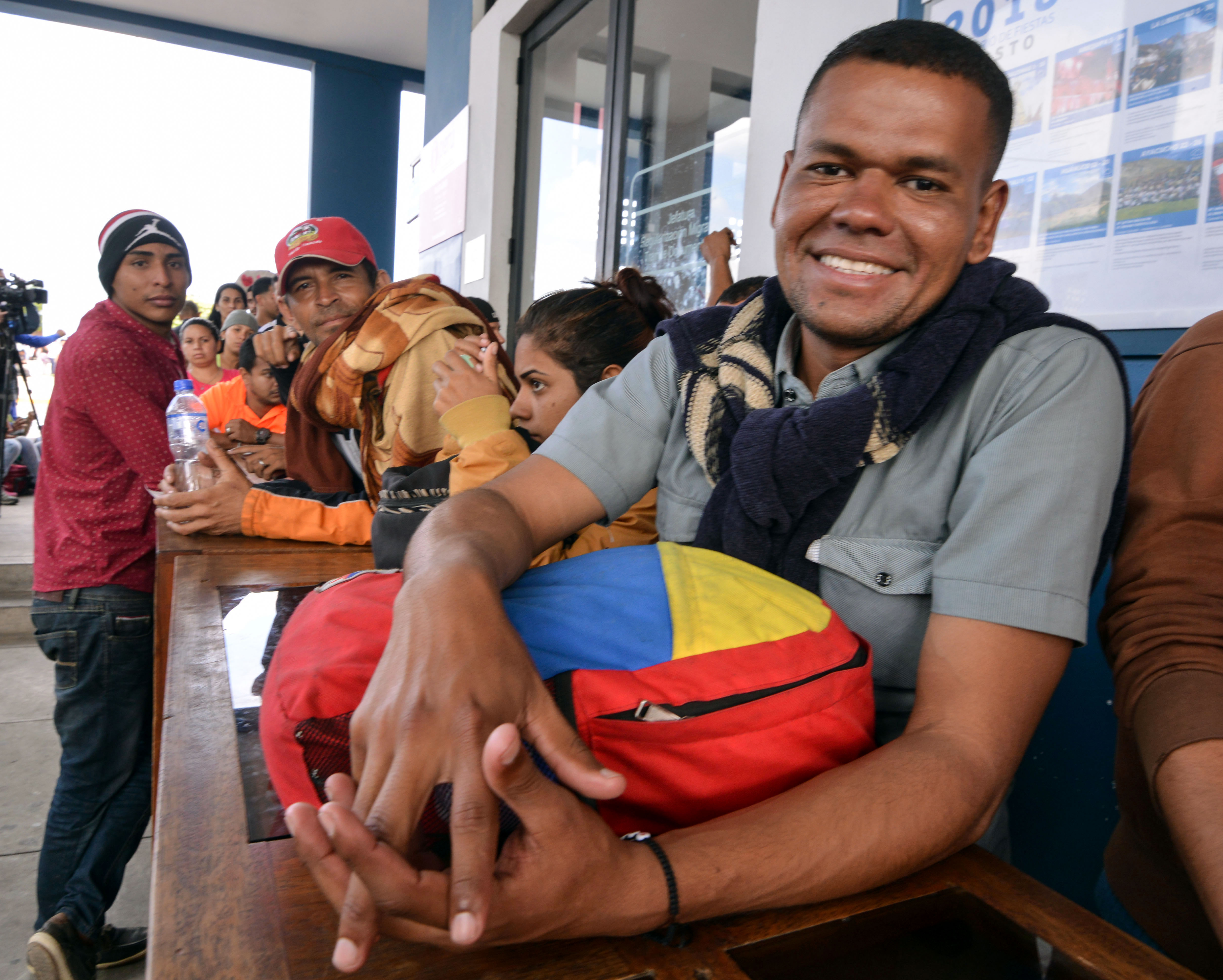 Paso fronterizo en Perú no da abasto ante el éxodo de venezolanos