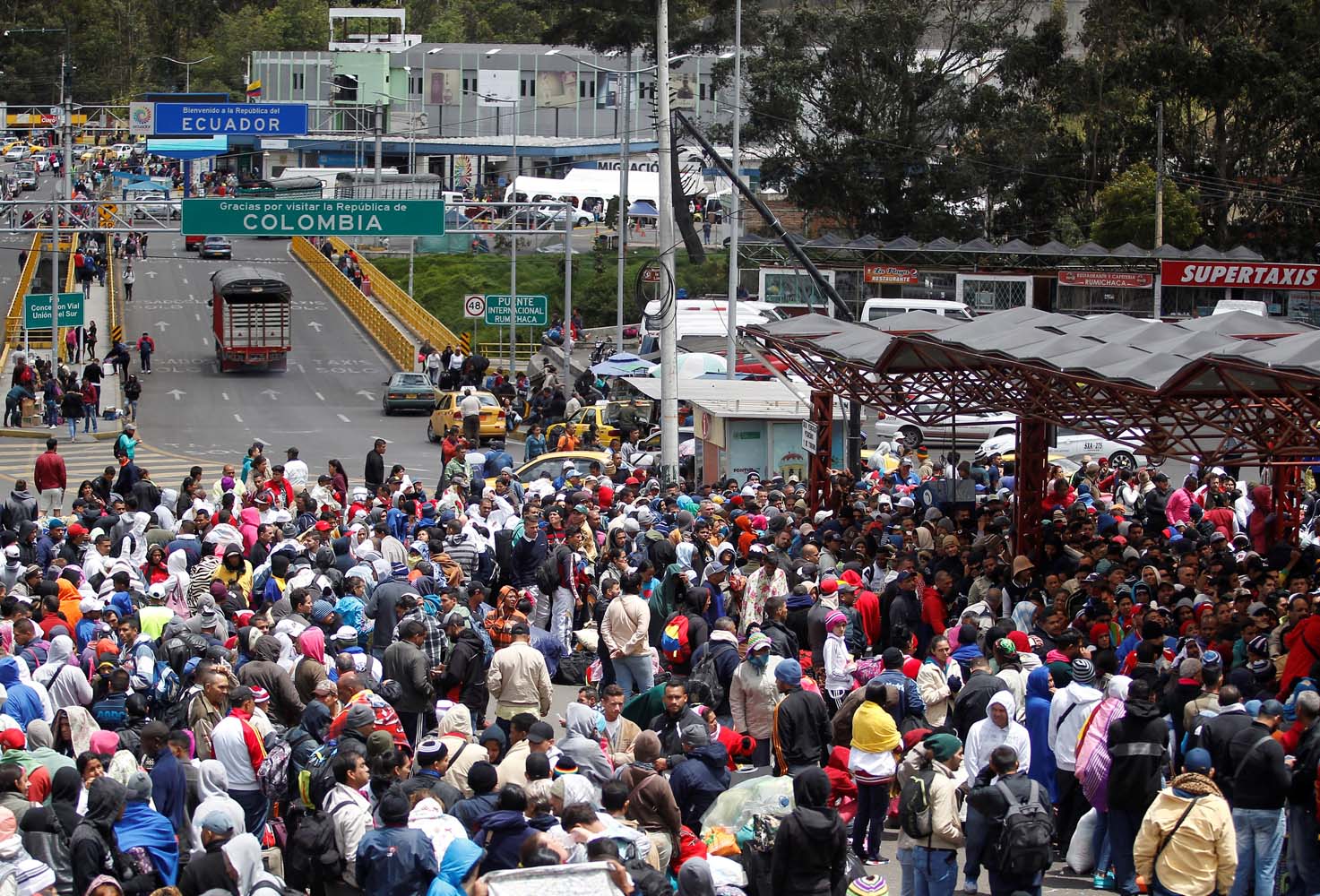 Venezolanos alargan dolorosa huida a Ecuador ante saturación en Colombia