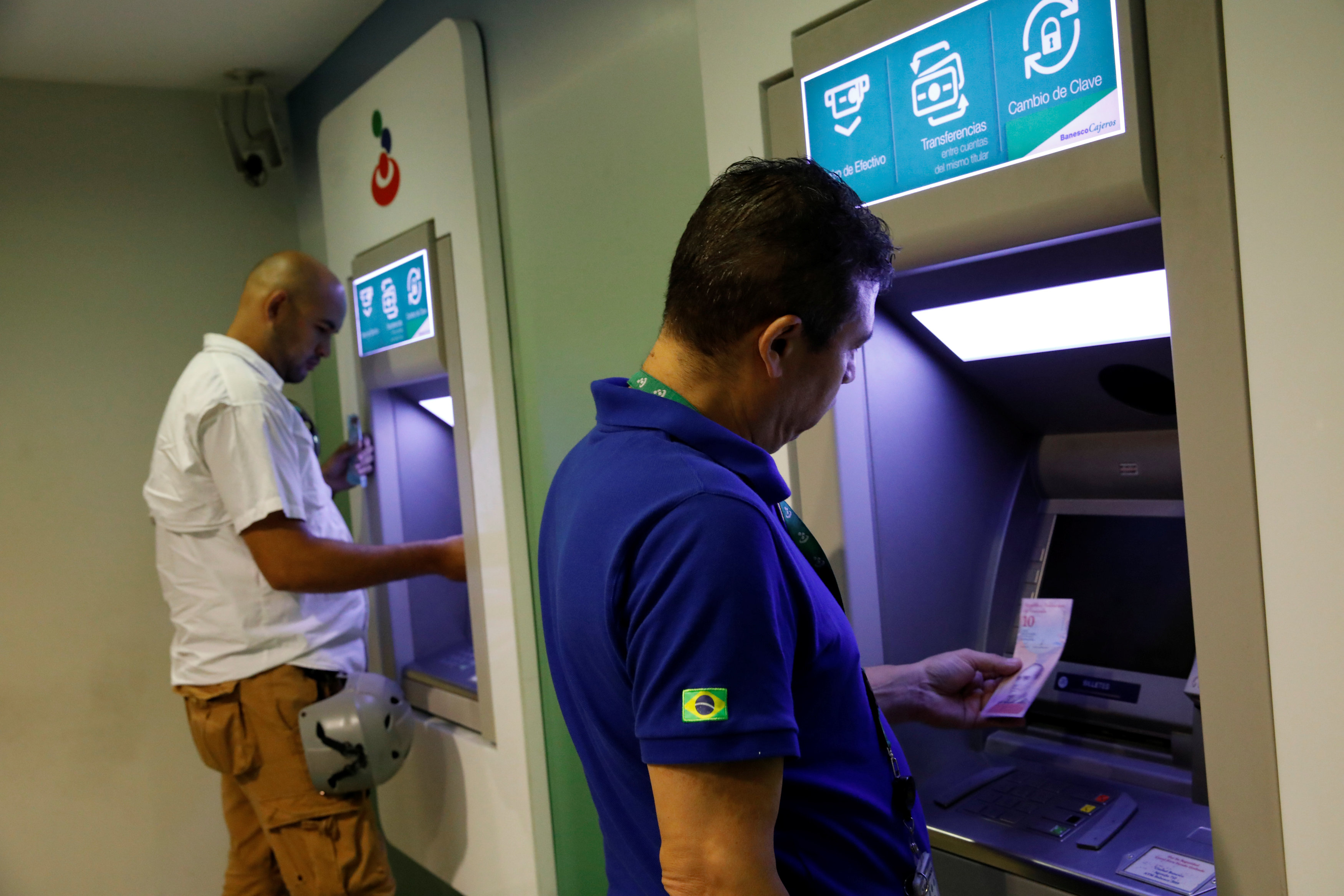 Cajeros automáticos comienzan a dispensar los bolívares soberanos #20Ago (fotos)