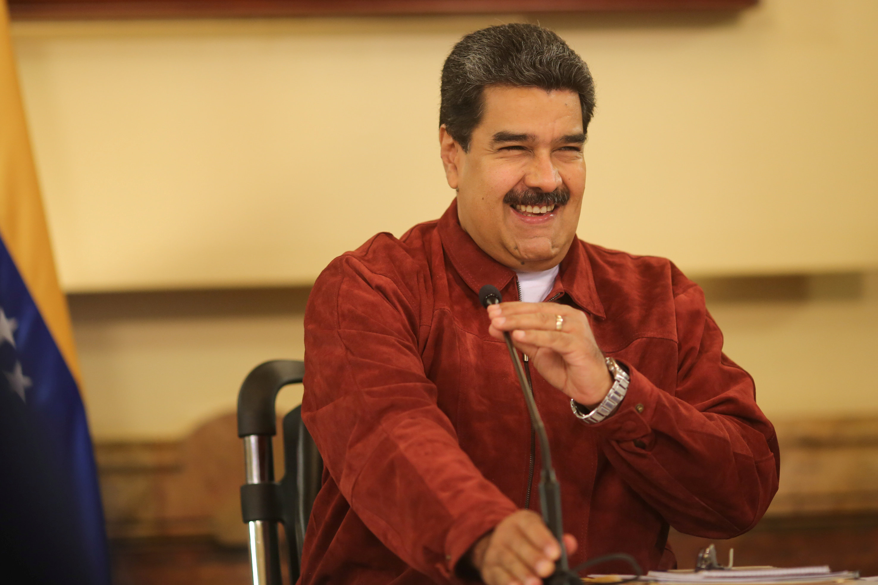¡Perdido en la luna! Maduro no sabe la diferencia de coronación canónica y canonización