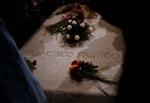La familia de Franco amplía la denuncia contra el proyecto para exhumarlo