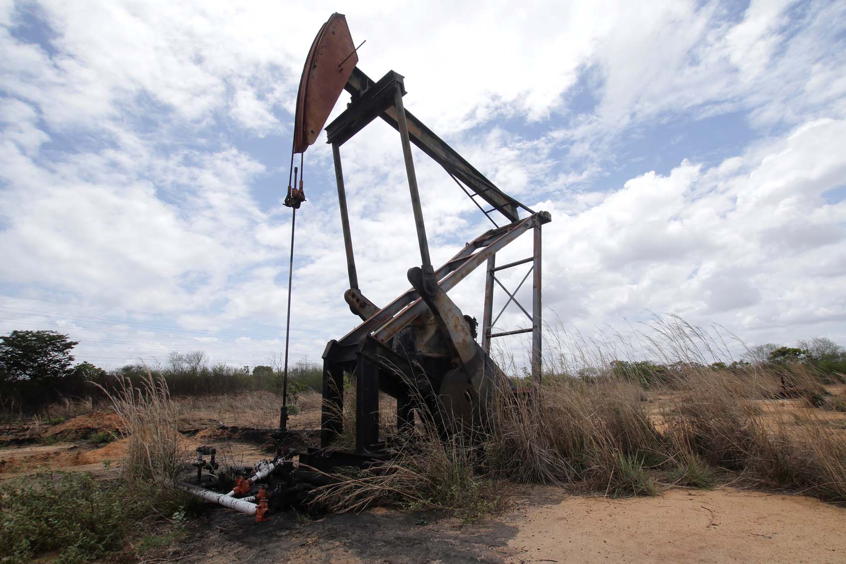 Precios del petróleo subirán por caída de la producción de Venezuela, dice la AIE