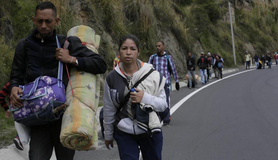 Venezolanos sin pasaporte logran ingresar en Ecuador en su camino a Perú