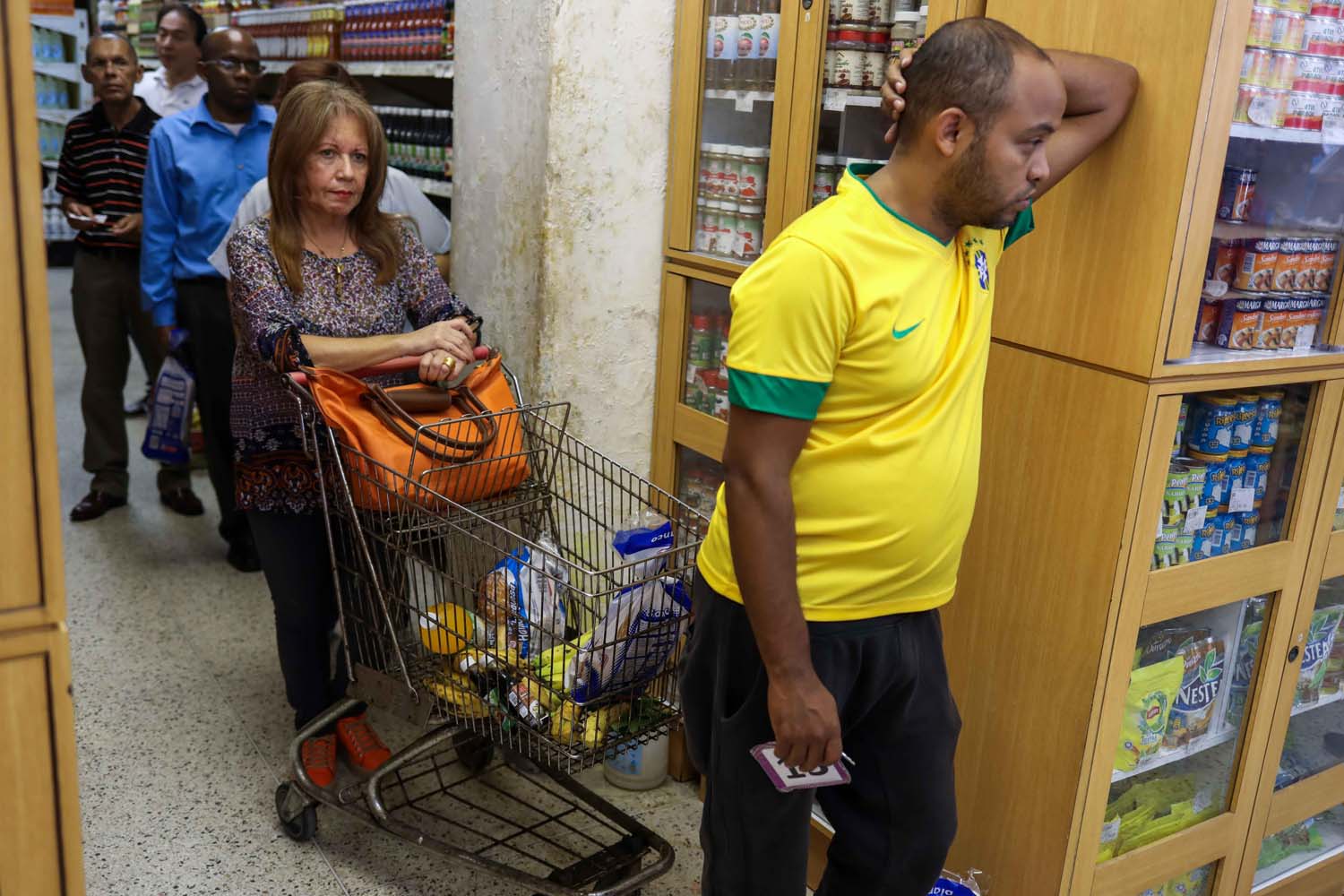 La venganza de Maduro: Venezolanos sumidos en la incertidumbre tras difusos anuncios económicos